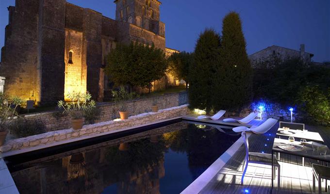 La piscine de l'Hôtel des Francs Garçons à Saint-Sauvant (17) - Hôtel des Francs Garçons - Saint-Sauvant