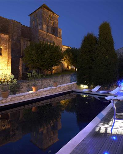 La piscine de l'Hôtel des Francs Garçons à Saint-Sauvant (17) - Hôtel des Francs Garçons - Saint-Sauvant